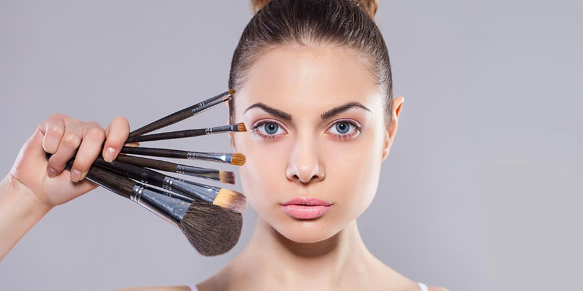 The Benefits of Booking a Local Makeup Artist in Noida